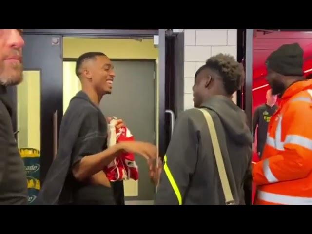 BUKAYO SAKA GIVES JOE WILLOCK HIS SHIRT