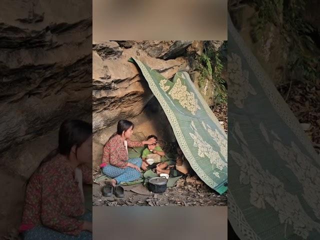 Poor single mother - sadly looking for a new place to live #bamboohouse #singlemom #construction