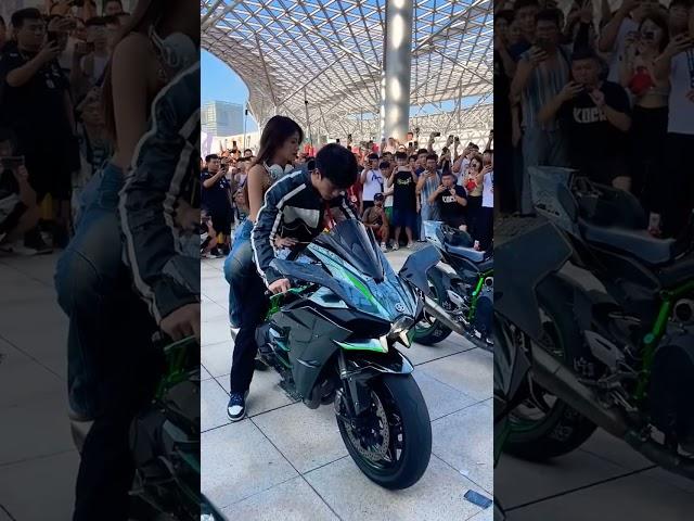 Kawasaki Ninja h2 #h2 public reaction #qute girl #engry girl #superbikelover #ytshorts #automobile.