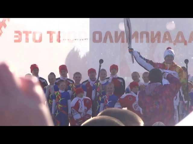 Александр Шамрай несет олимпийский огонь