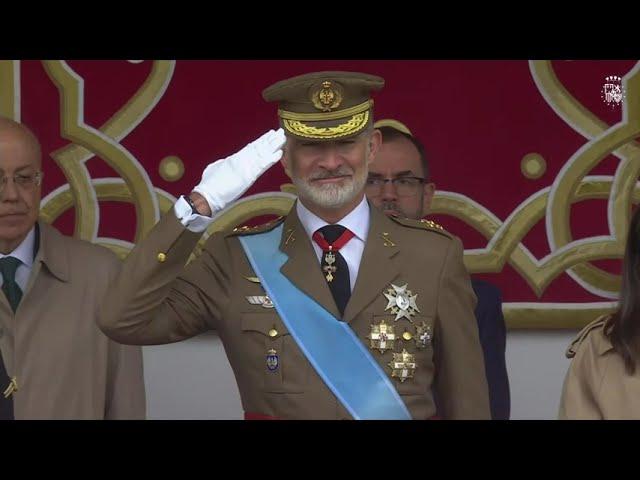 Los Reyes y la Princesa de Asturias en el homenaje a la Bandera Nacional y el desfile militar