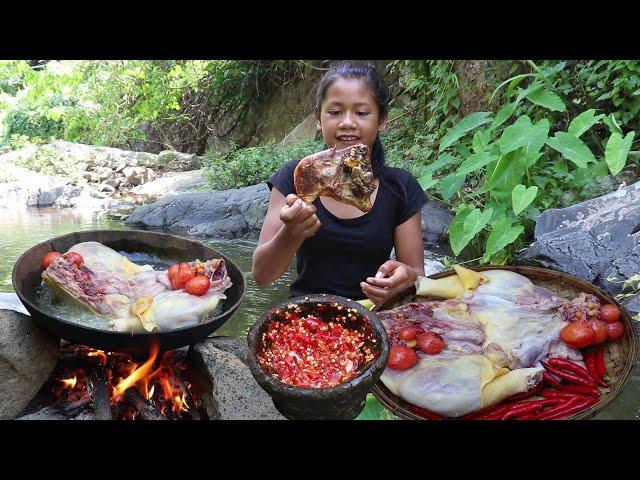 Cooking Chicken thighs with fried chicken eggs Vs Peppers sauce and Eating Delicious