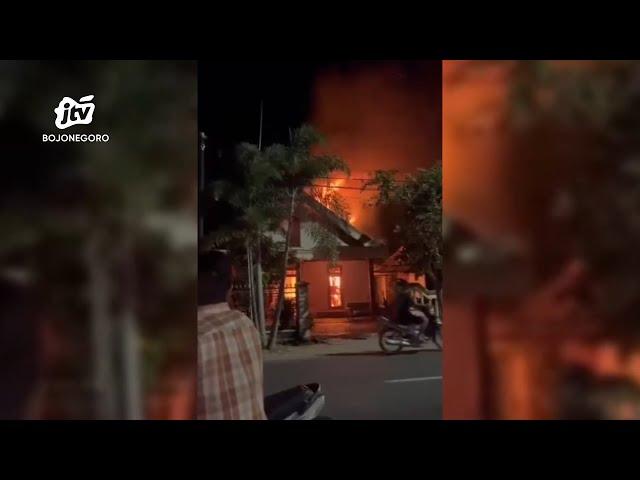 Ditinggal Luar Kota, Rumah Warga Bojonegoro Ludes Terbakar