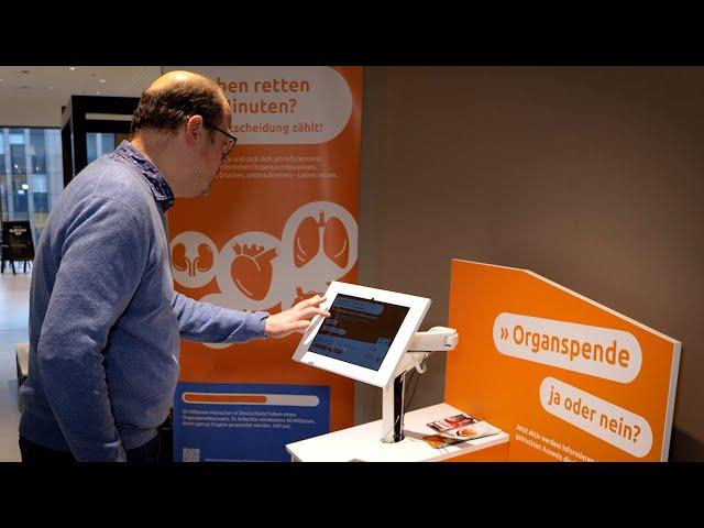 Automat zum Ausdrucken von Organspendeausweisen in der Zentralbibliothek