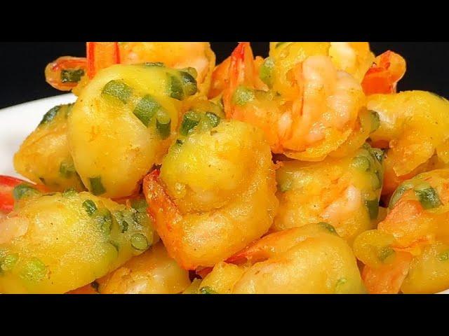 Don't always blanch the prawns. I'll teach you how to make scallion shrimp balls. They are cris