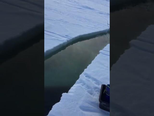 Вот это лунка! Зимняя рыбалка на Сахалине