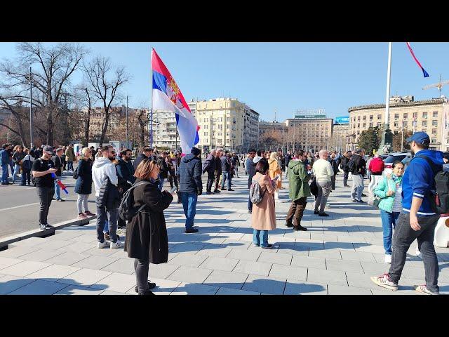 Lete jaja u Skupštini, a ispred Skupštine se okupljaju građani