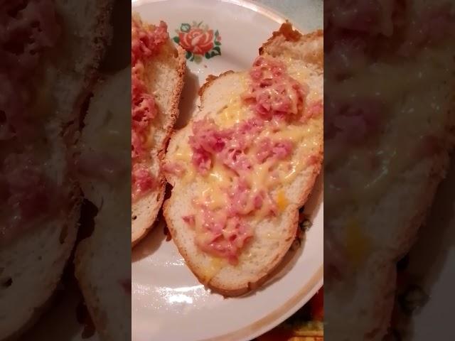 Горячие бутерброды с колбасой и сыром #гренки #колбаса #сыр #гренки