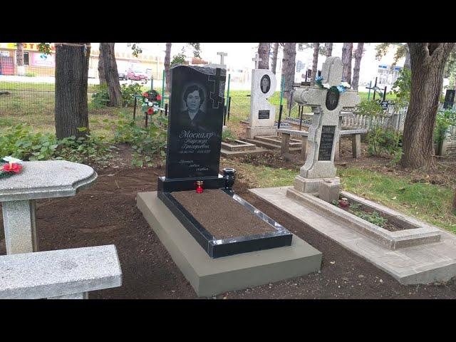 Памятник на могилу из черного гранита на кладбище в Глодянах