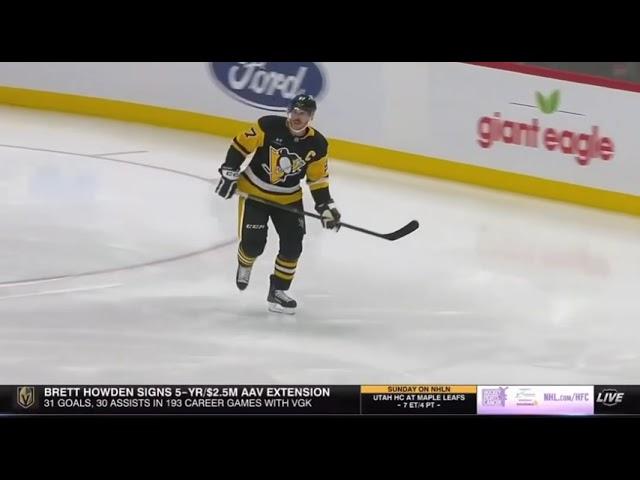 Sidney Crosby drops the gloves with Kyle Connor