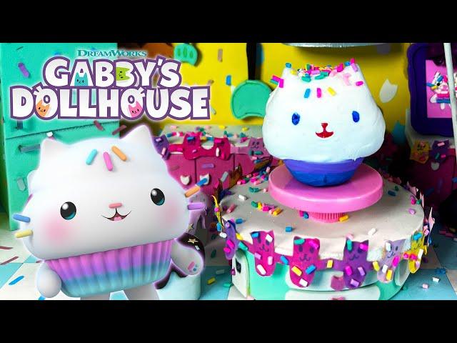 Birthday Kitty Decorations DIY! Happy Birthday to Cakey Cat!!  | GABBY'S DOLLHOUSE