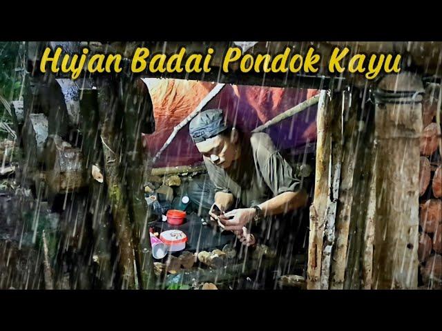 Solo Camping Hujan Deras - Menginap Dalam Pondok Kayu Alami Diterpa Hujan Badai Ekstrim Dihutan