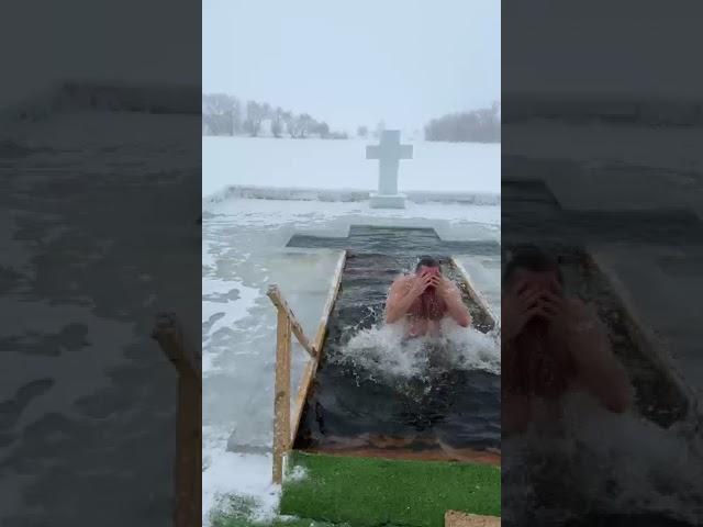 Сенатор Александр Ярошук из Калининграда окунулся в ледяную воду
