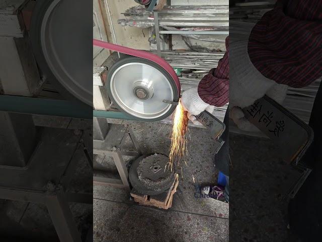 Magnetic grinding wheel for ferrous pipes