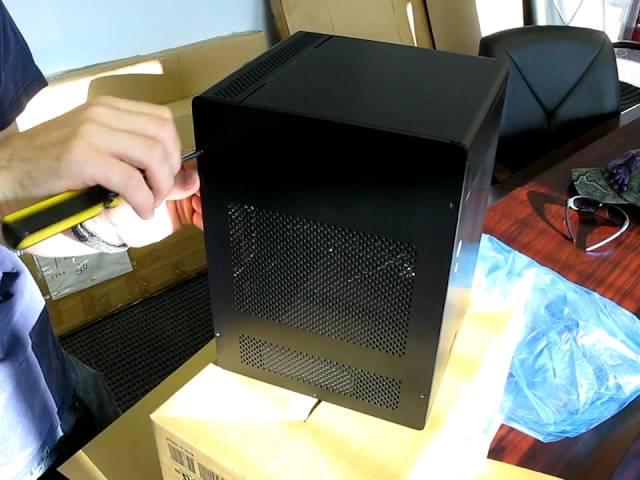 Lian Li PC-Q07B mITX aluminum PC Case Unboxing Linus Tech Tips