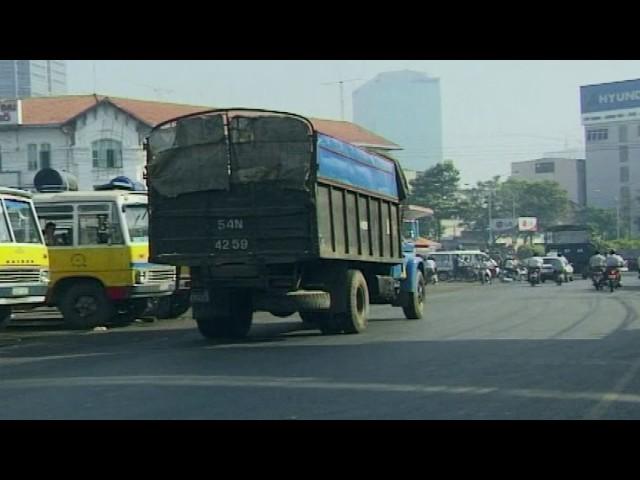 TRUCKS AND BUSES IN VIETNAM 1997