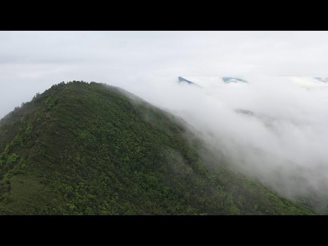 Футаж Видео фон Полёт над горой в облаках / Footage, Video background Flight, mountain, clouds