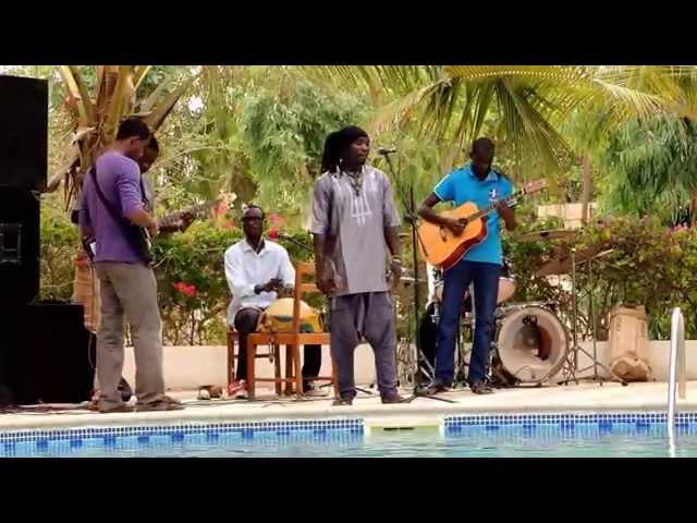 Heavy Man Ibou à l'hôtel Oasis à St Louis Sénégal (video amateur)