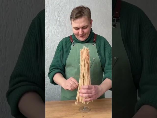 Интересная цветочная композиция в бокале