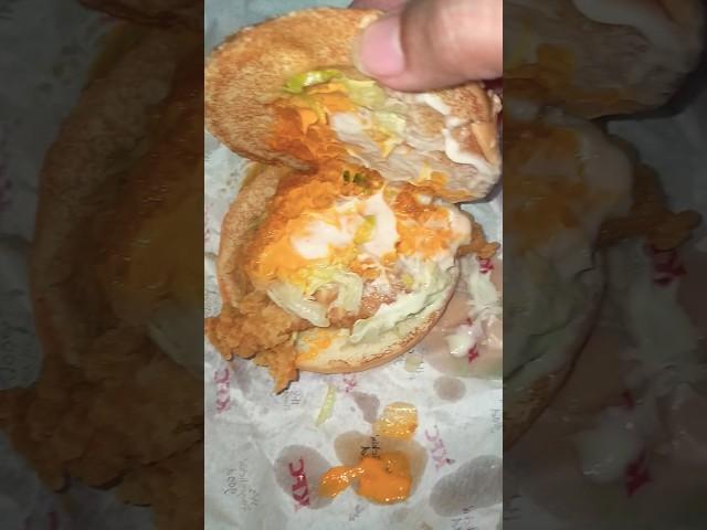 KFC zinger burger #chickencrispy #chickenspicy #dipsauce #viral #@manovlog4317 @RubyKaKitchen