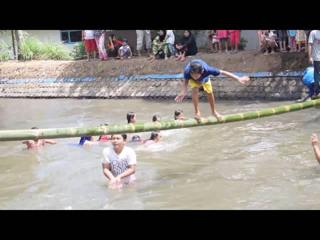 Ikut lomba jembatan goyang anak ini berhasil meski terdiam di tengah jembatan