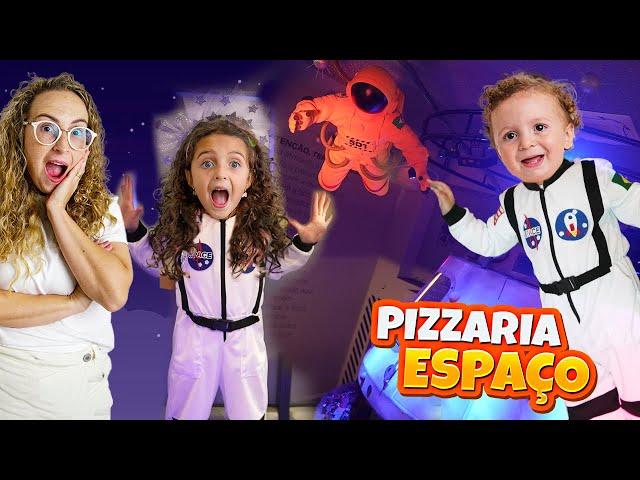 BELLA E LUCCA VISITAM UMA PIZZARIA NO ESPAÇO COM ASTRONAUTA - FAMÍLIA BELLA LISA E LUCCA SHOW