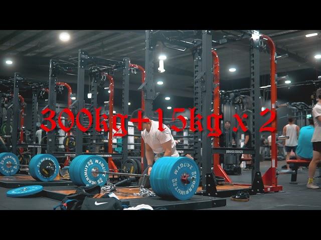 Kevin Booey 300kg + 15kg chains x 2 DEADLIFT