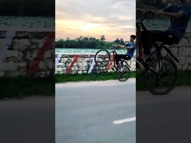 Jheel Ke Samne WheelieGear Cycles Stunts ShortsRider Yatin#stunt#wheelie#cycle#rider#shorts