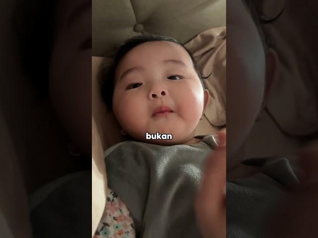 memang bayi awal bisa ngomong huruf Pa kann?? masa ada yang Ma dluan??  biar aku gak sedih2 amat