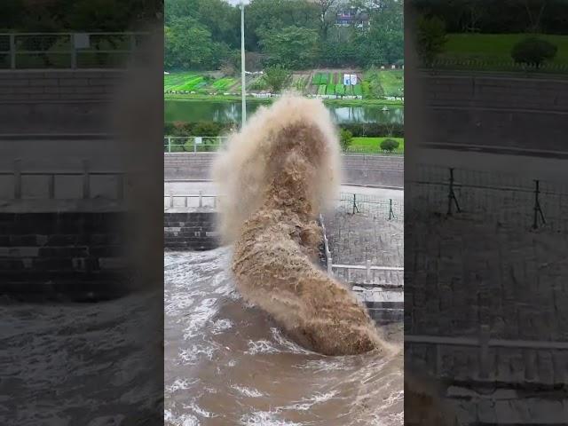 Qiantang River Tide is known as a wonder of the world. It attracts a large number of tourists ev