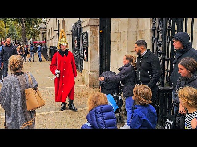 I'M DONE FOR TODAY! HORSE QUITS AND LEAVES BUT THE GUARD DOESN'T REALISE at Horse Guards!