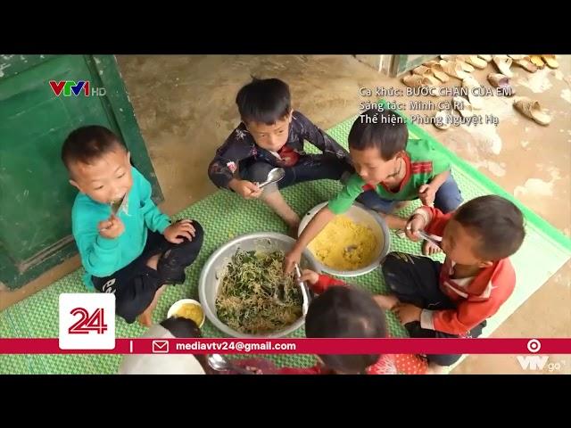 Bữa ăn mì tôm chan mèn mén của học trò vùng cao | VTV24