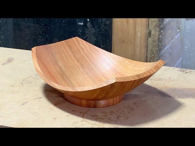 Richard Raffan turns a rectangular bowl