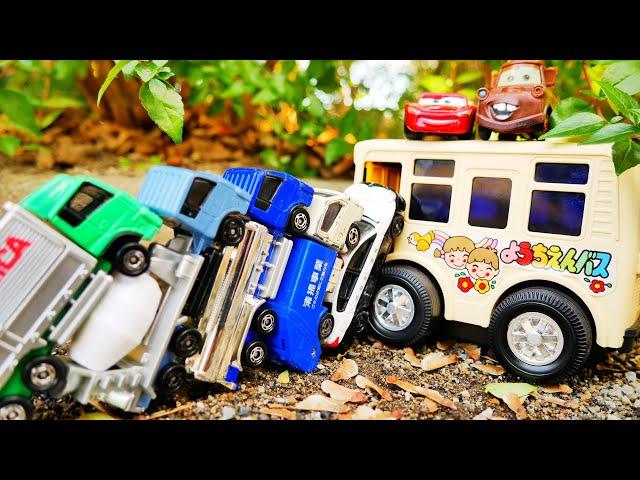 Kindergarten Bus Picks Up Vehicle and Disney Cars Toys Outside - Video for kids