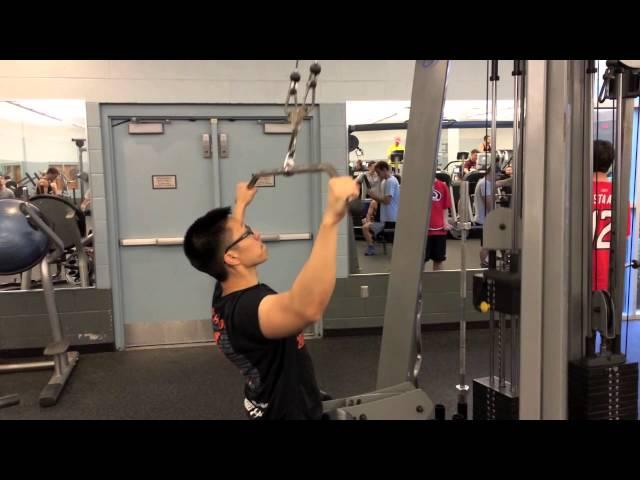 動作教學：滑輪下拉 Lat Pull Downs (入門)