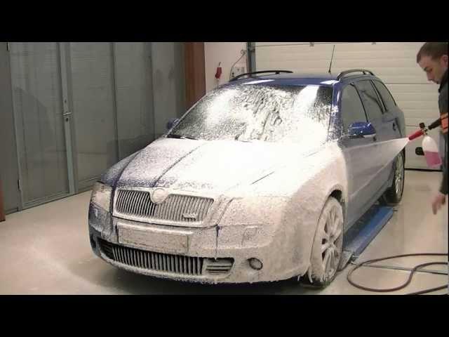 Foaming a car with a Karcher Foamlance