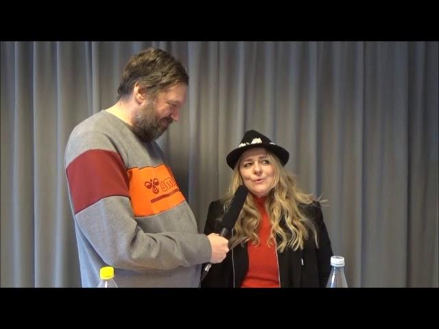 Thomas fra Smil TV Aarhus interviewer Færøsk, Canadisk Pop sangskriver og sangerinde Lena Anderssen.