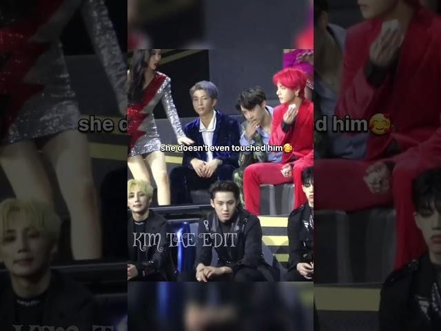 the way sunmi gave taehyung to her seat#bts #taehyung #shorts