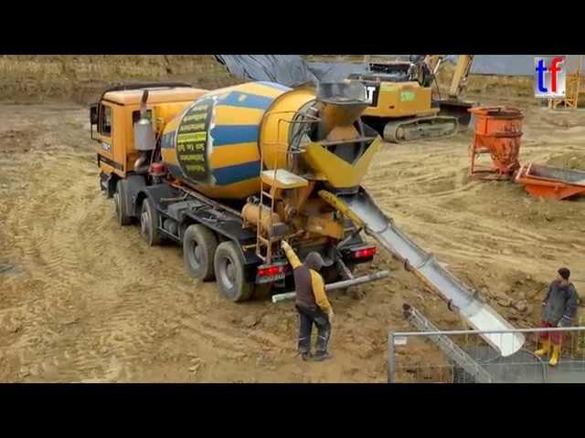 Betonieren mit Mercedes-Benz Actros Fahrmischer, Backnang, Germany, 2014.