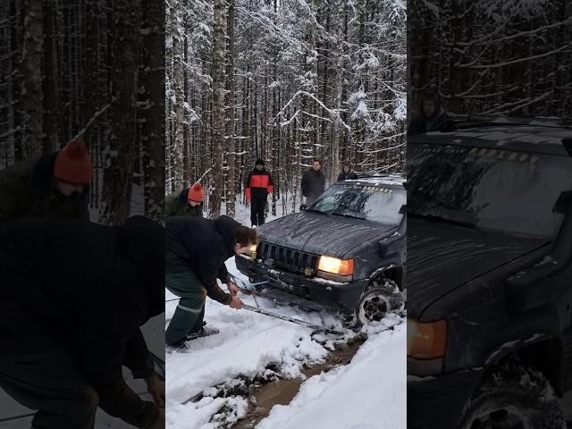 Спасение рядового Jeep Grand Cherokee с помощью лебёдки и траков