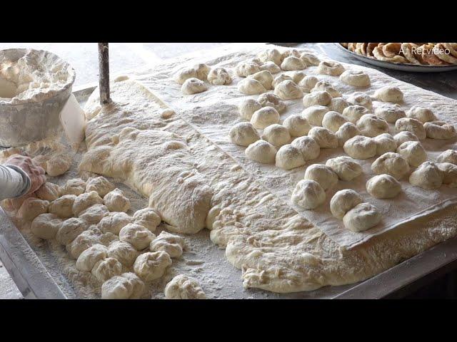 Cabbage Pancake & Red Beans Pancake / He has been selling pancakes here for more than 50 years