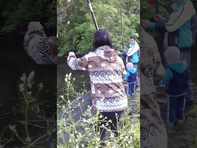 Волшебная удочка у племяшки, тягает карасей на пруду.
