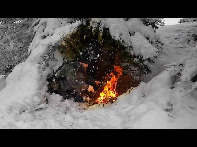 Caught in a Snowstorm - Winter Bushcraft Shelter In Heavy Snow