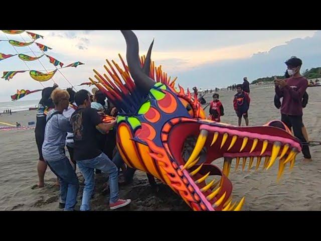 THE BIGEST DRAGON KITE