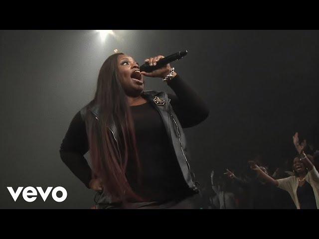 Tasha Cobbs Leonard - Put A Praise On It (feat. Kierra Sheard) (Live)