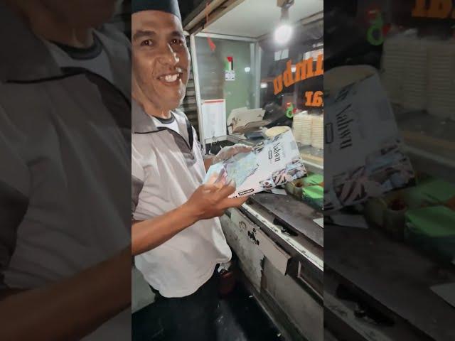 borong roti bakar segerobak pahaji dagangannya lagi sepi