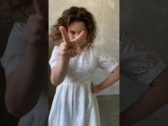 Одна девочка ведет себя на съемках как хочет и ее за это любят 