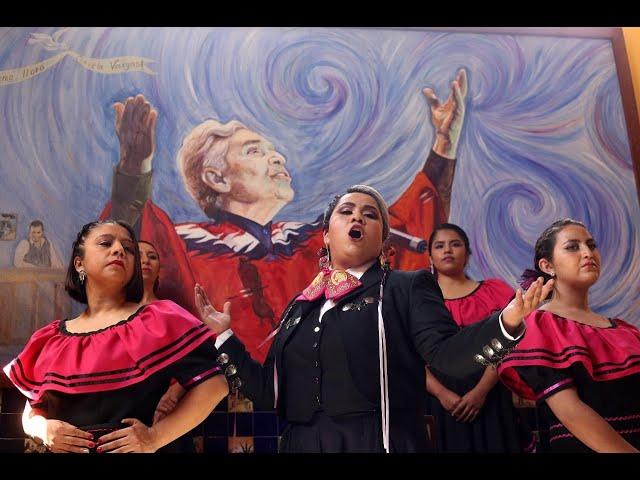 Vivir Quintana - Canción sin miedo- con el mariachi "Mexicana hermosa"