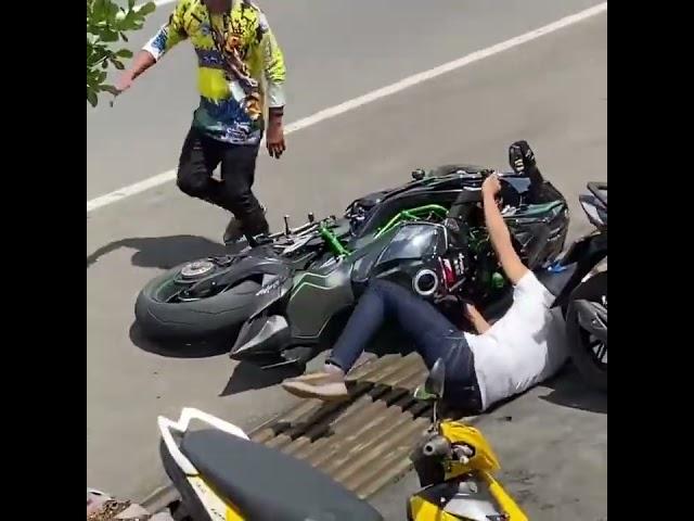 Kawasaki Ninja h2 crash 