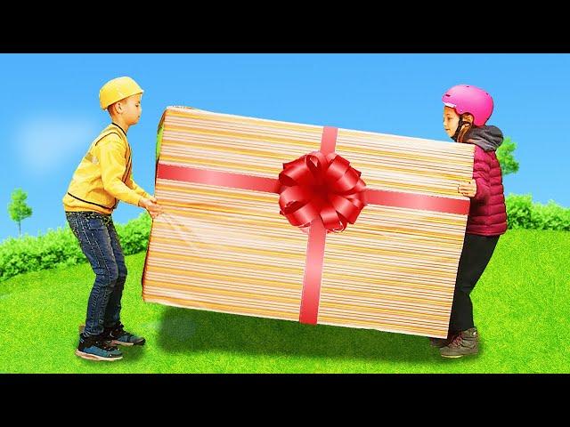 The Kids receive gifts and play the little explorers  Compilation